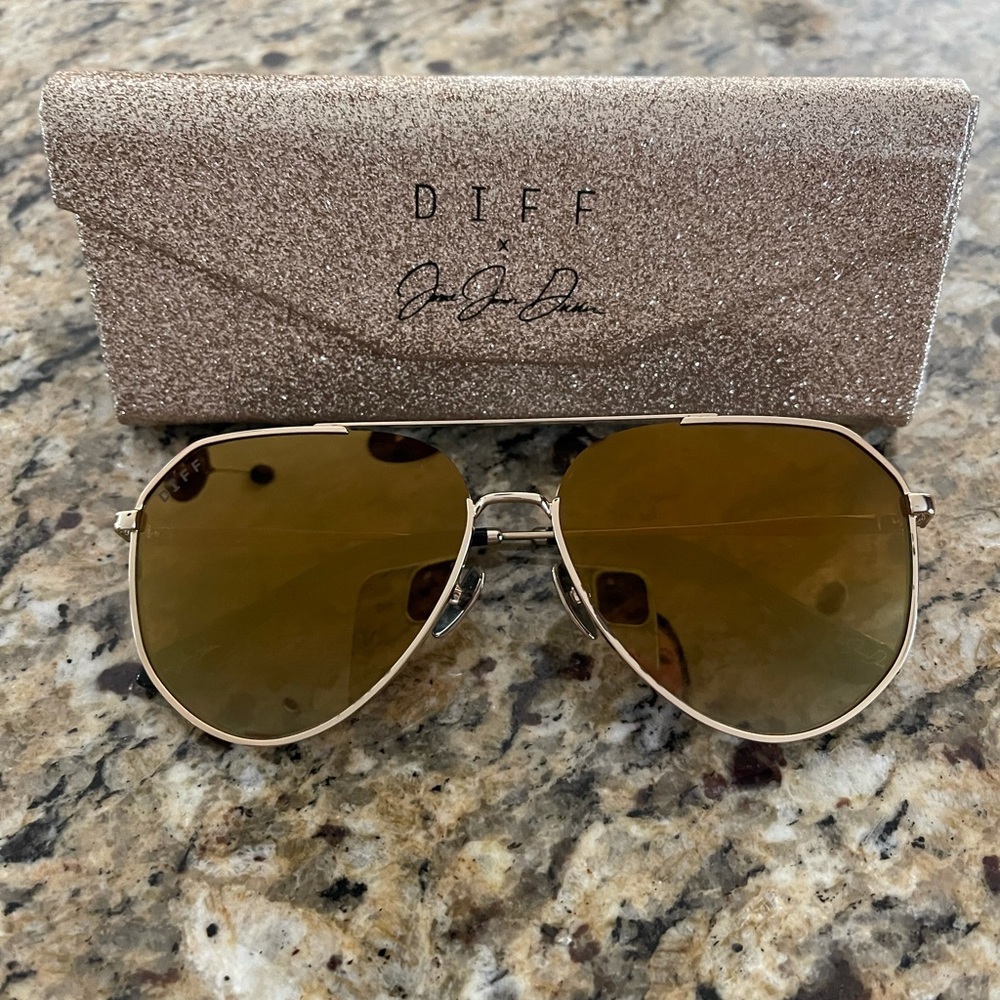 Diff sunglass  x Jessie James Decker Edition